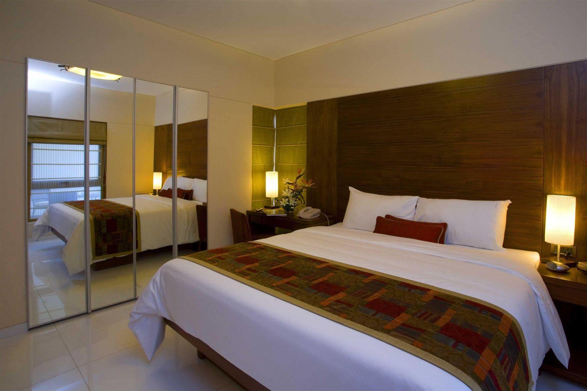 Oakwood Residence Naylor Road Pune Exteriör bild